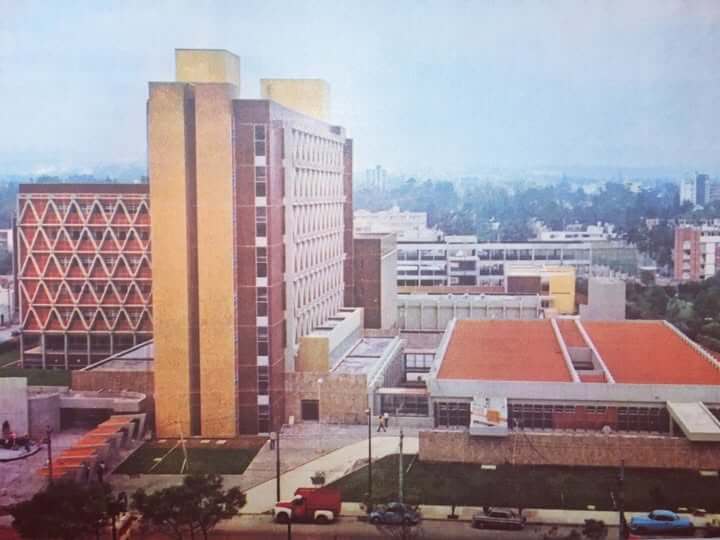 Maestra reprimida por los granaderos